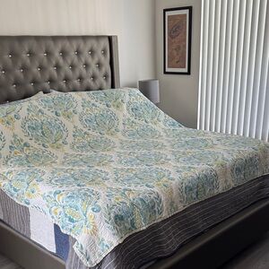 Chic Blue and White Patterned Dena Home Full/Queen Quilt